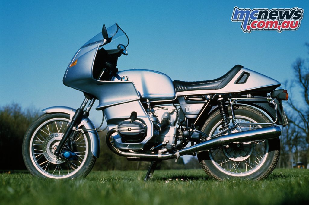 The early R100RS had wire spoked wheels and an optional solo seat