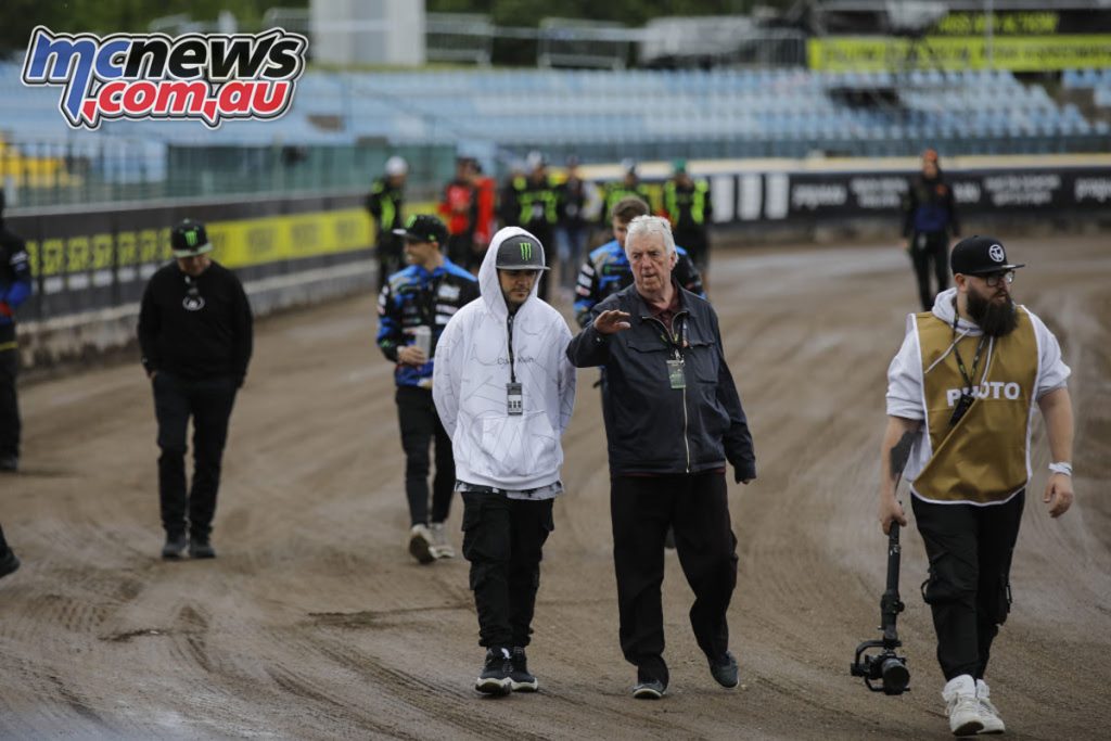 Woffinden talking tactics with Peter Adams