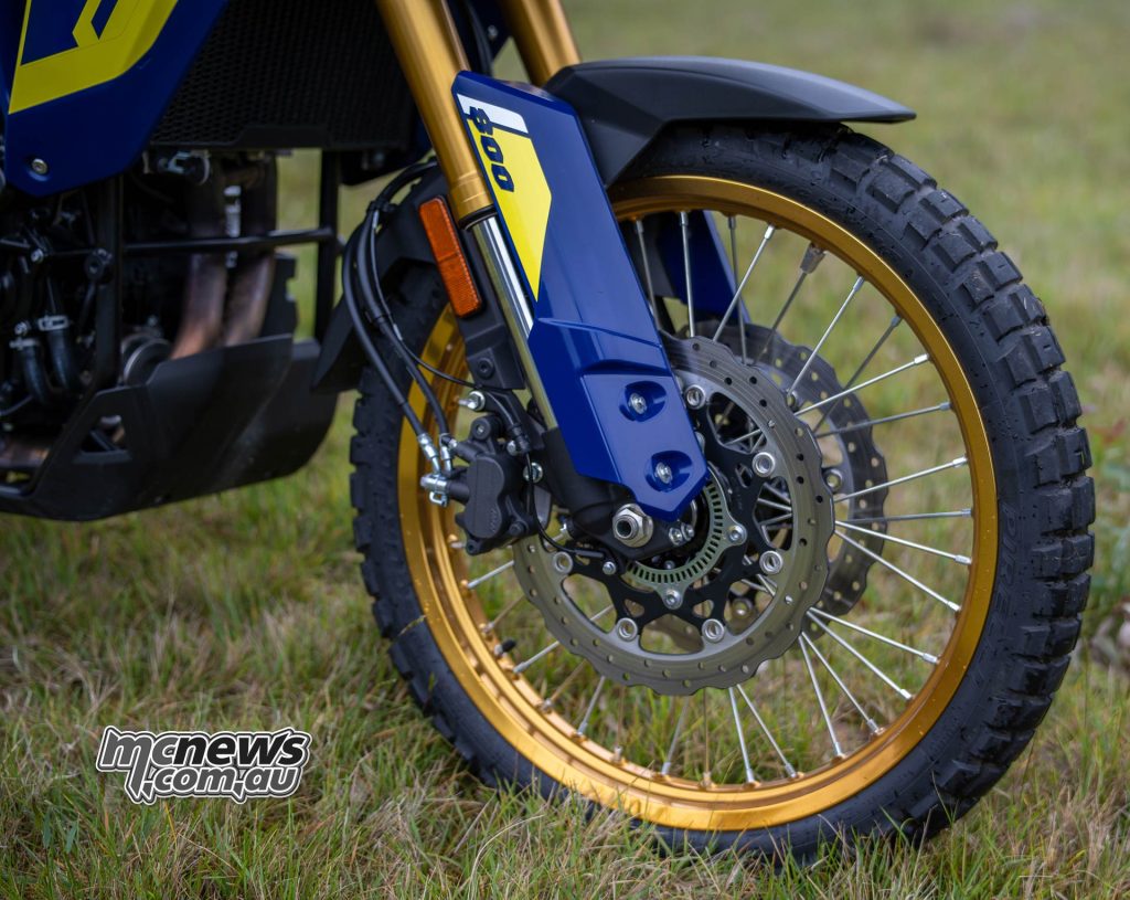A generous 220 mm of travel is provided by the fully adjustable 45 mm forks, and preload and rebound adjustable shock
