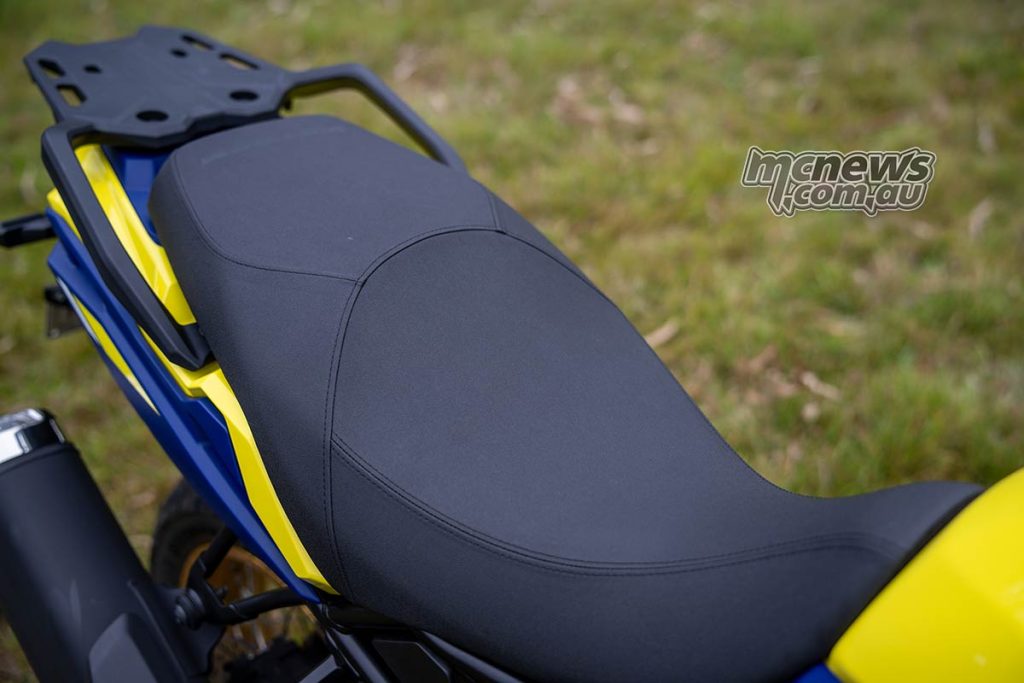 Seat height is 855 mm, with a comfortable saddle
