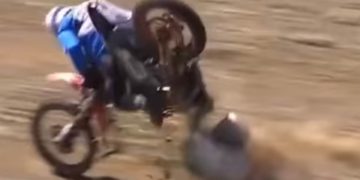 See the moment that a Dakar Rally E-Bike snaps in two!