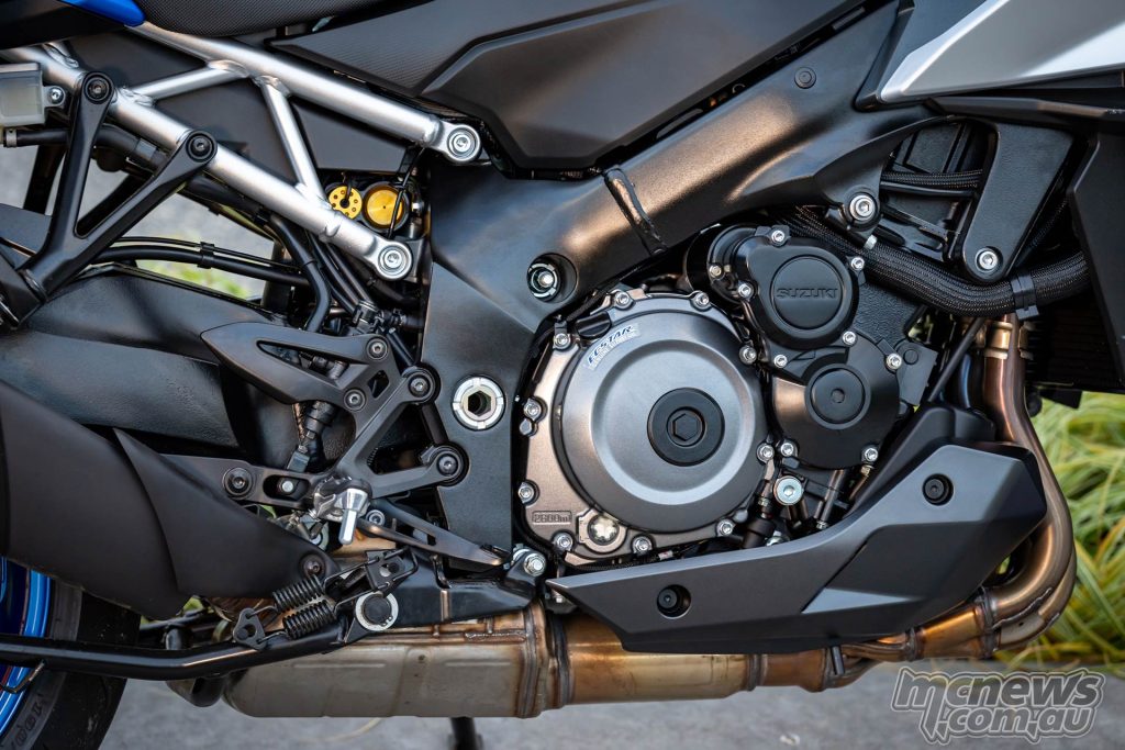 We see the K5 derived 999 cc four-cylinder, with quickshifter