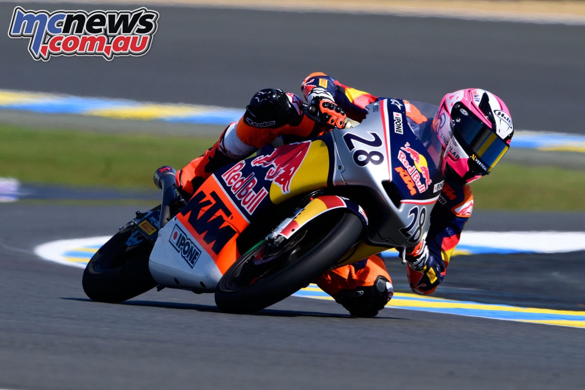 Máximo Quiles leans his number 28 Red Bull KTM through a corner during Rookies Cup qualifying at Le Mans in 2024.