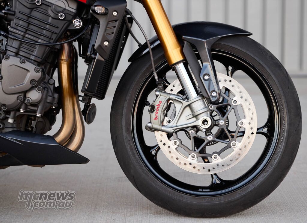 The includes Öhlins 43mm USD forks and the Öhlins monoshock RSU, both fully adjustable, with 120 mm of travel