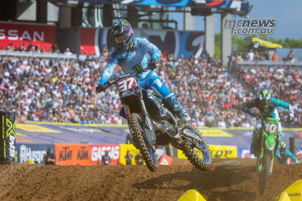 Cole Davies and Seth Hammaker battling in the Nashville 250SX East main event