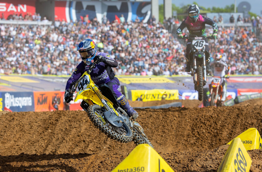 Justin Hill and Ken Roczen battling near the front in the Nashville 450SX main event