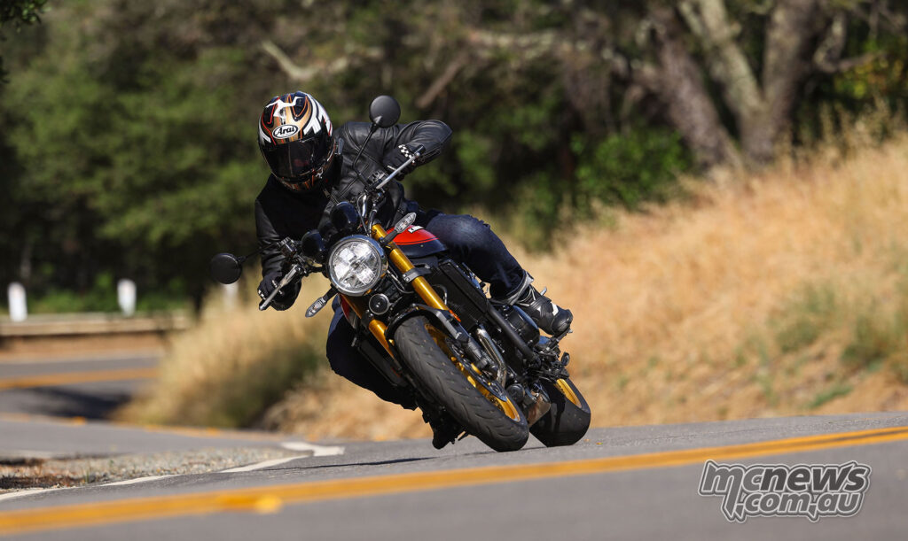 Seat height on the Kawasaki Z900RS SE sits at 845 mm