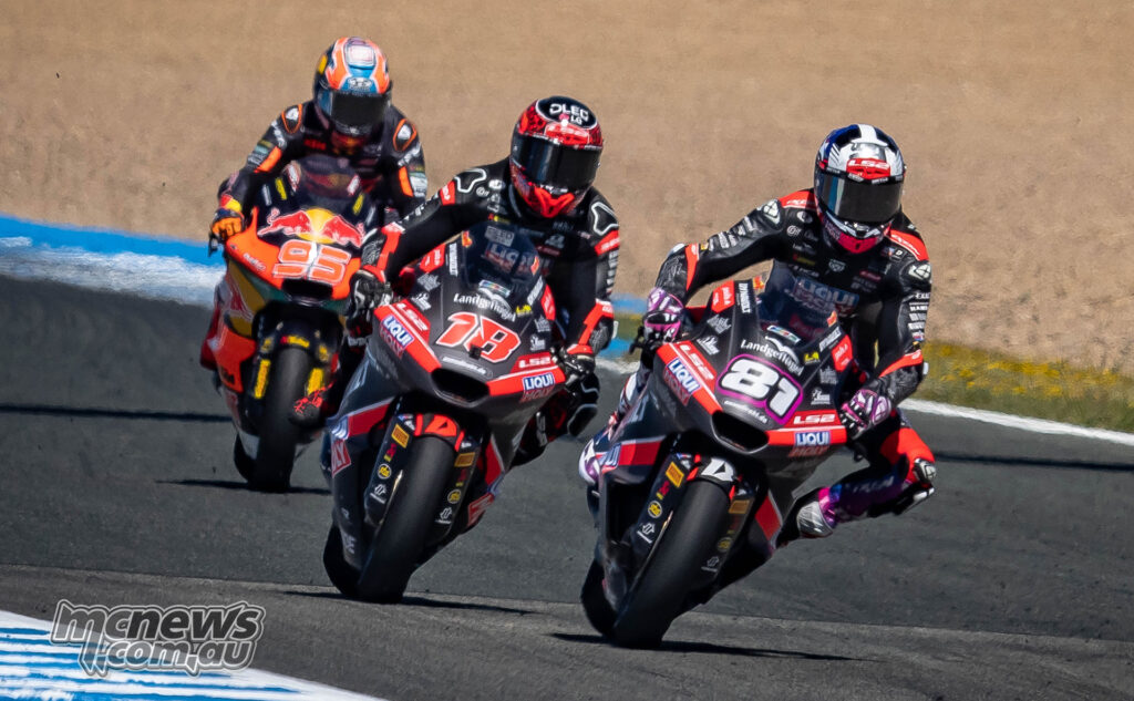 Senna Agius leads Manuel Gonzalez and Collin Veijer under braking during the Moto2 race at Jerez.