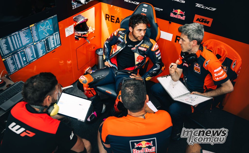 Enea Bastianini talks with engineers in the Tech3 KTM pit during the Jerez test.