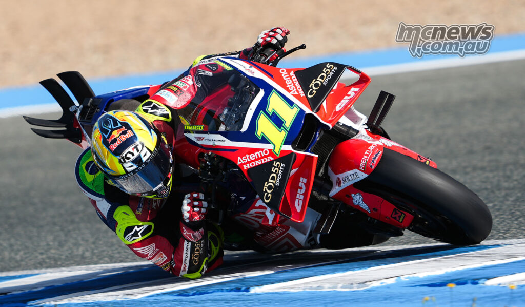 Diogo Moreira leaning hard through a right-hander with elbow near the ground at Jerez.
