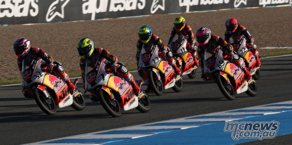 Kiandra Ramadhipa leads the Race 2 front group at Jerez with Beñat Fernandez and Mateo Marulanda close behind.