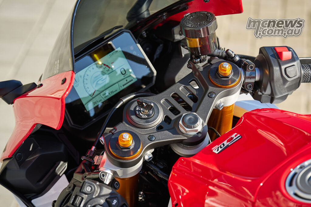 Five-inch TFT instrument display on the 2026 Yamaha YZF-R7 cockpit