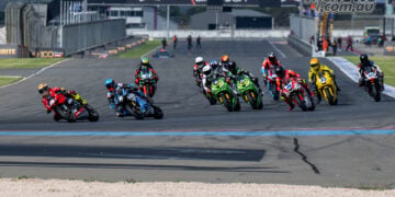 Olly Simpson leads the Kawasaki Supersport and Next Gen field through the opening lap at The Bend