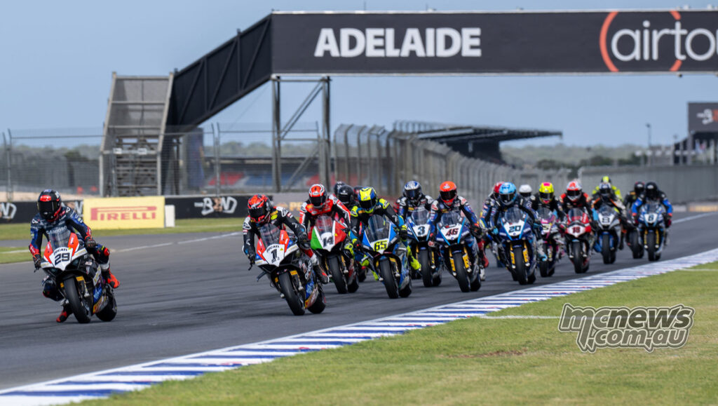 Harrison Voight leads the ASBK Superbike field on the opening lap at The Bend