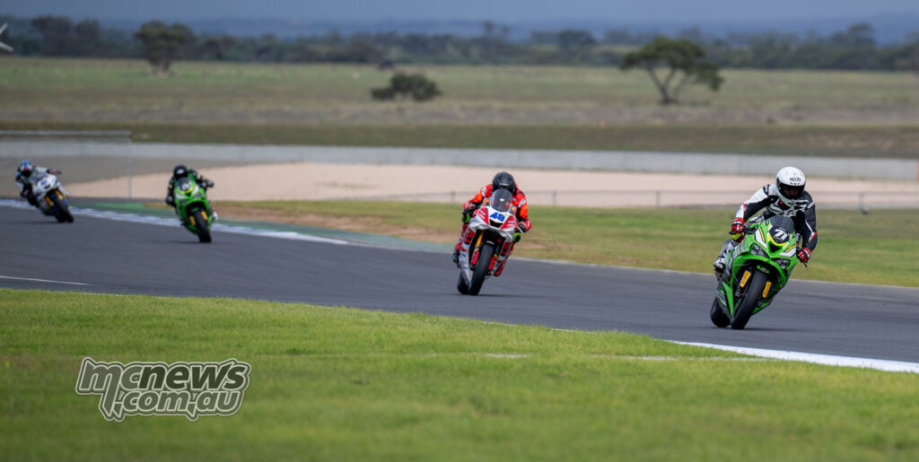Tom Edwards leads Jake Farnsworth during ASBK Supersport Race Two at The Bend