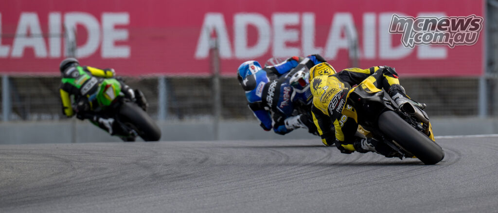 Jordy Simpson and Valentino Knezovic racing in Supersport Race Two at The Bend