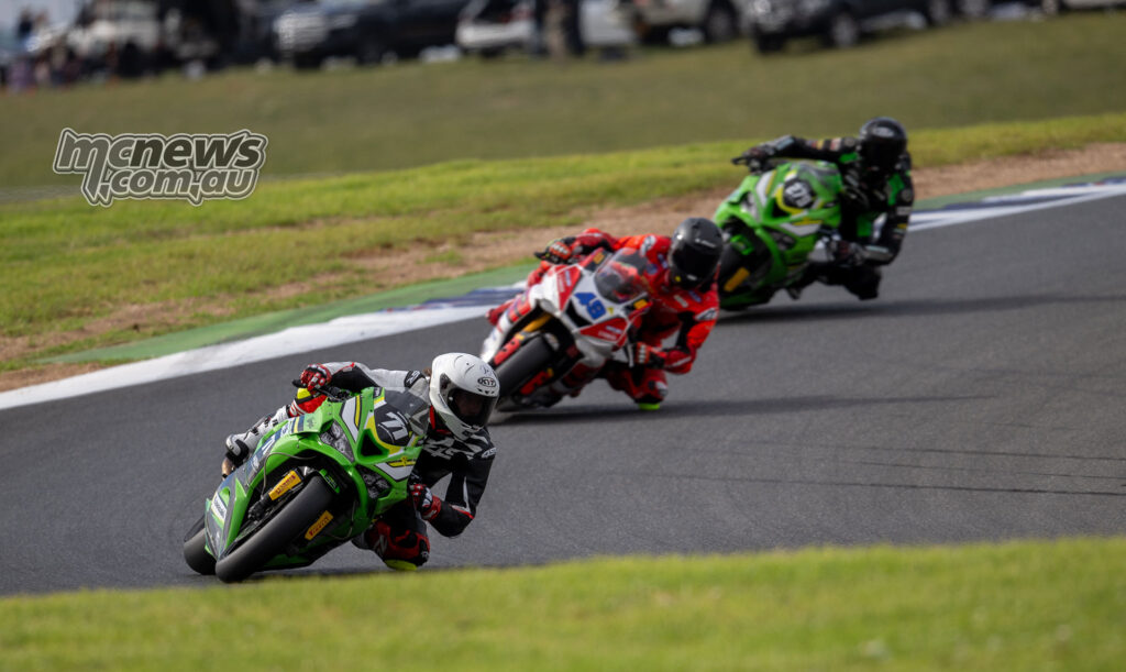 Tom Edwards and Jake Farnsworth battling in ASBK Supersport Race Tw