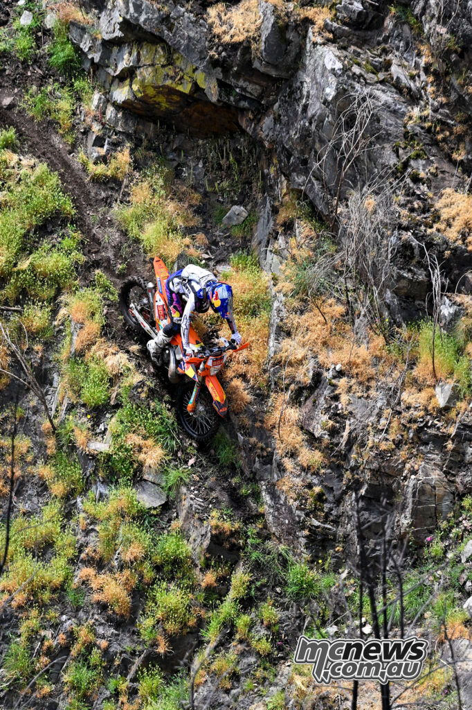 Manuel Lettenbichler descends a narrow rocky hillside trail on his KTM at Extreme XL Lagares.