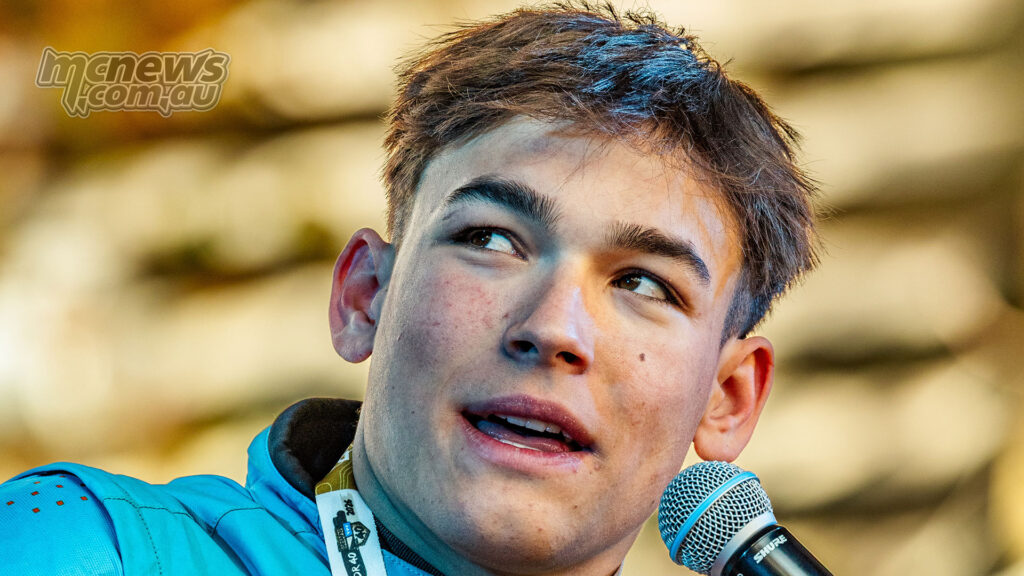 Edgar Canet speaks into a microphone during the 2026 Desafío Ruta 40 in Argentina.