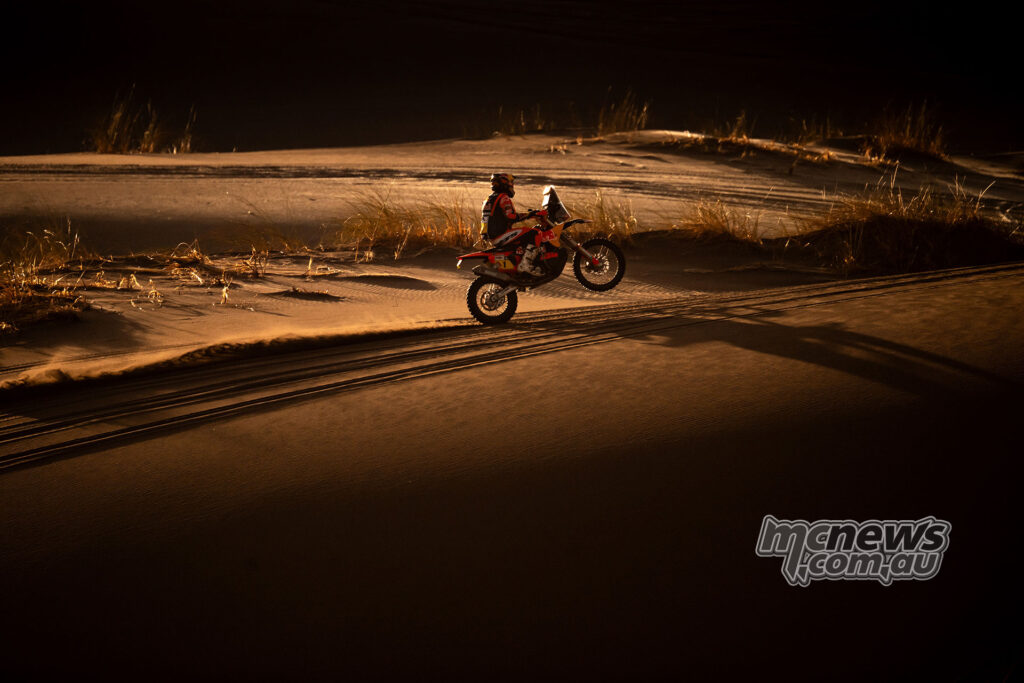 Daniel Sanders rides his KTM rally bike across sand in low light during the 2026 Desafío Ruta 40.