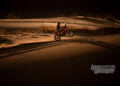 Daniel Sanders rides his KTM rally bike across sand in low light during the 2026 Desafío Ruta 40.