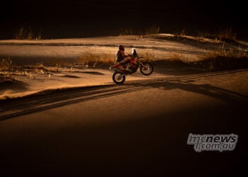 Daniel Sanders rides his KTM rally bike across sand in low light during the 2026 Desafío Ruta 40.