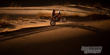 Daniel Sanders rides his KTM rally bike across sand in low light during the 2026 Desafío Ruta 40.