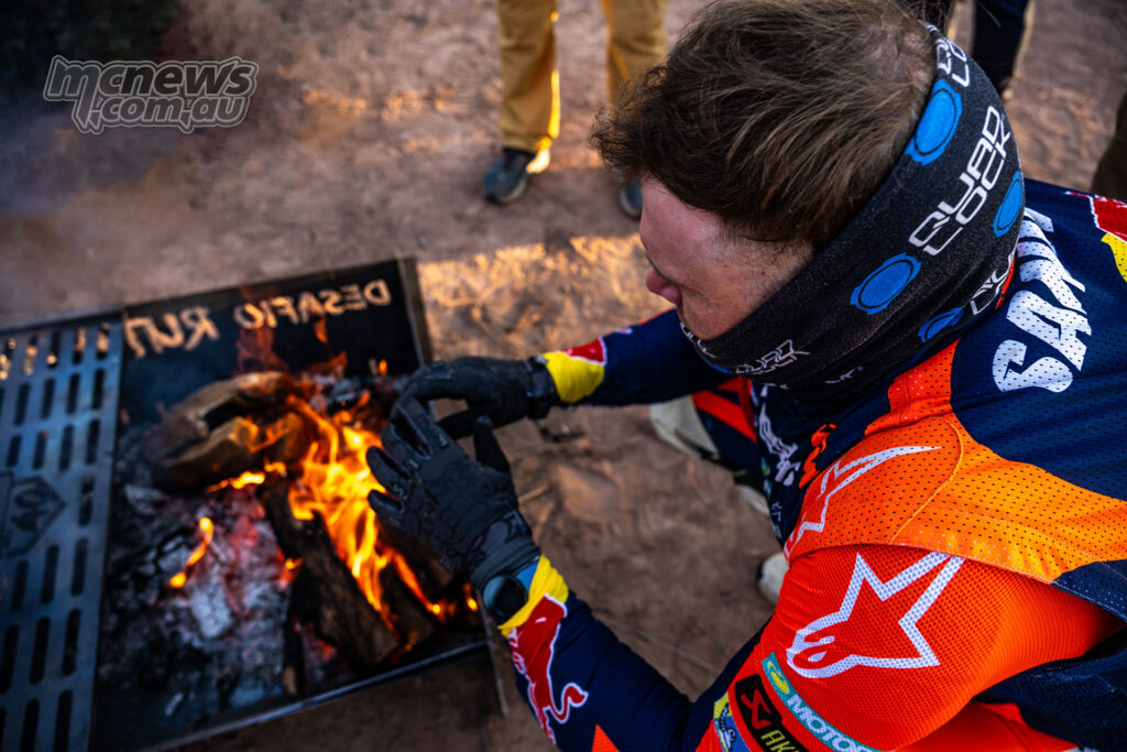 Daniel Sanders warms his hands over a fire before a stage at the 2026 Desafío Ruta 40.