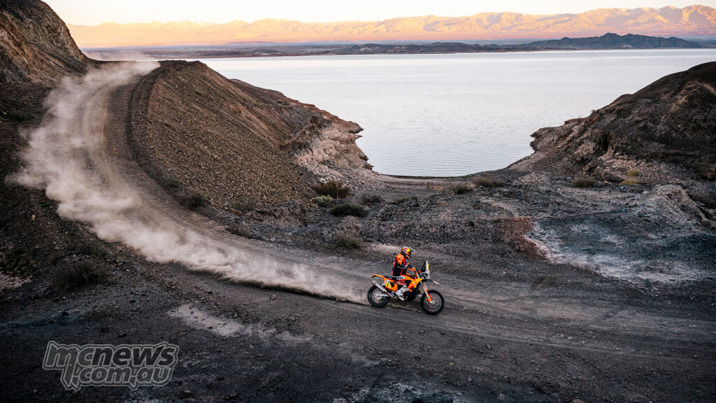 Daniel Sanders rides beside a lake and mountains during the final stage of the 2026 Desafío Ruta 40.