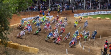 The 450MX field packed tightly together through the opening turns at Hangtown.