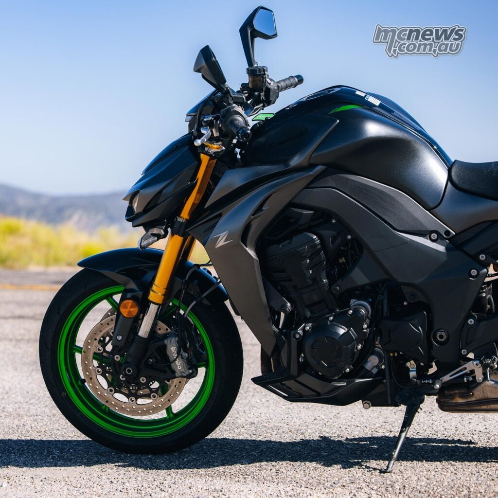 Left-side detail of the Kawasaki Z1100 SE ABS showing the engine, frame, front wheel and gold fork.