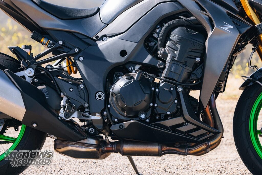 Side close-up of the Kawasaki Z1100 SE ABS engine, frame, exhaust headers, belly pan and Öhlins rear shock.