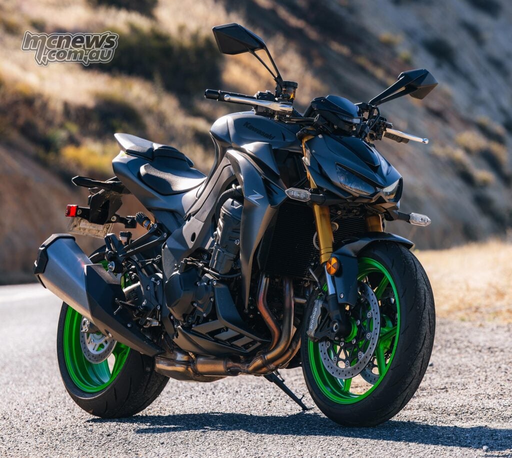 Front three-quarter view of the 2026 Kawasaki Z1100 SE ABS showing the headlight, tank, green wheels and Öhlins rear shock.