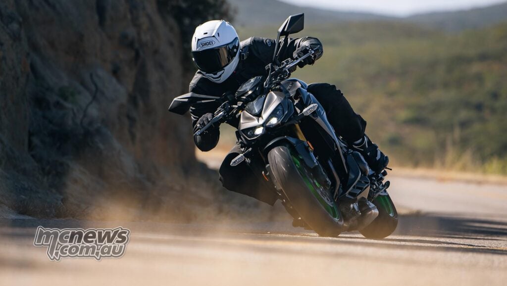 Front three-quarter action shot of a rider cornering hard on the 2026 Kawasaki Z1100 SE ABS.