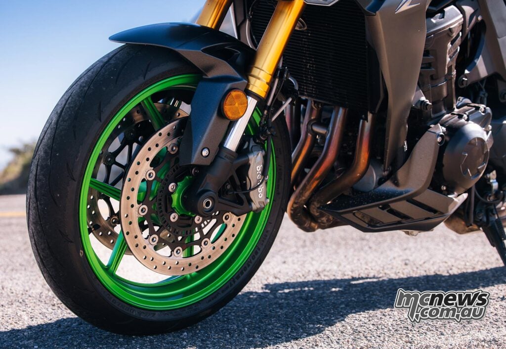 Close-up of the Kawasaki Z1100 SE ABS front wheel, Brembo brake caliper, twin brake discs and gold fork.