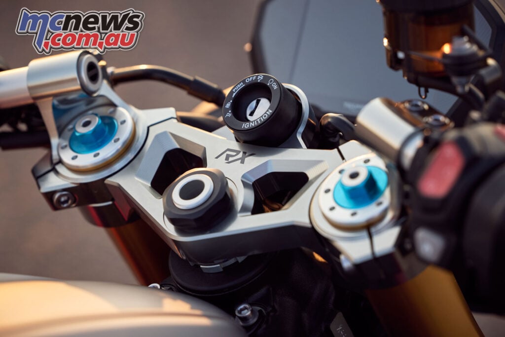 Triumph Street Triple 765 RX machined top yoke, clip-on handlebars and Öhlins fork adjusters