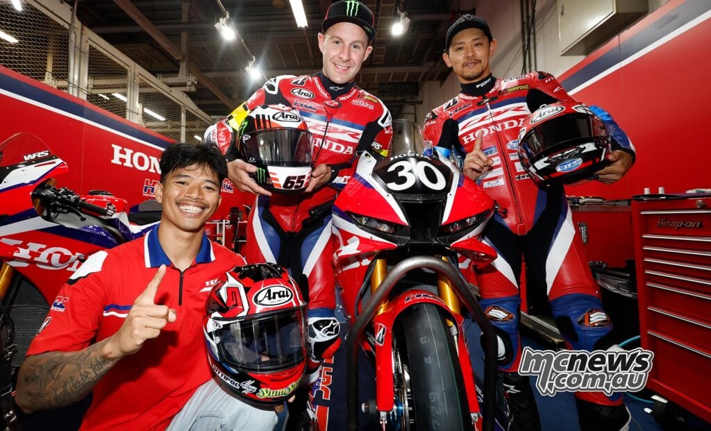 Somkiat Chantra, Jonathan Rea and Takumi Takahashi pose with the #30 Honda HRC Fireblade in the Suzuka pit lane after taking pole.