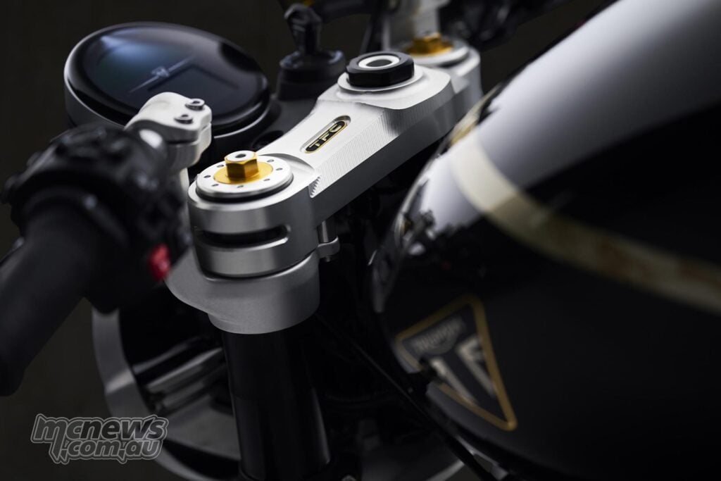 Billet top yoke and gold Öhlins fork adjuster on the Triumph Speed Twin 1200 TFC.