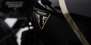 Triumph Factory Custom tank badge and gold stripe on the Speed Twin 1200 TFC.
