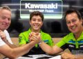 David Salvador joins Steve Guttridge and Manuel Puccetti for a three-way handshake after signing with Kawasaki WorldSSP for 2027.