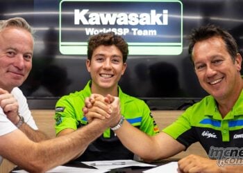 David Salvador joins Steve Guttridge and Manuel Puccetti for a three-way handshake after signing with Kawasaki WorldSSP for 2027.