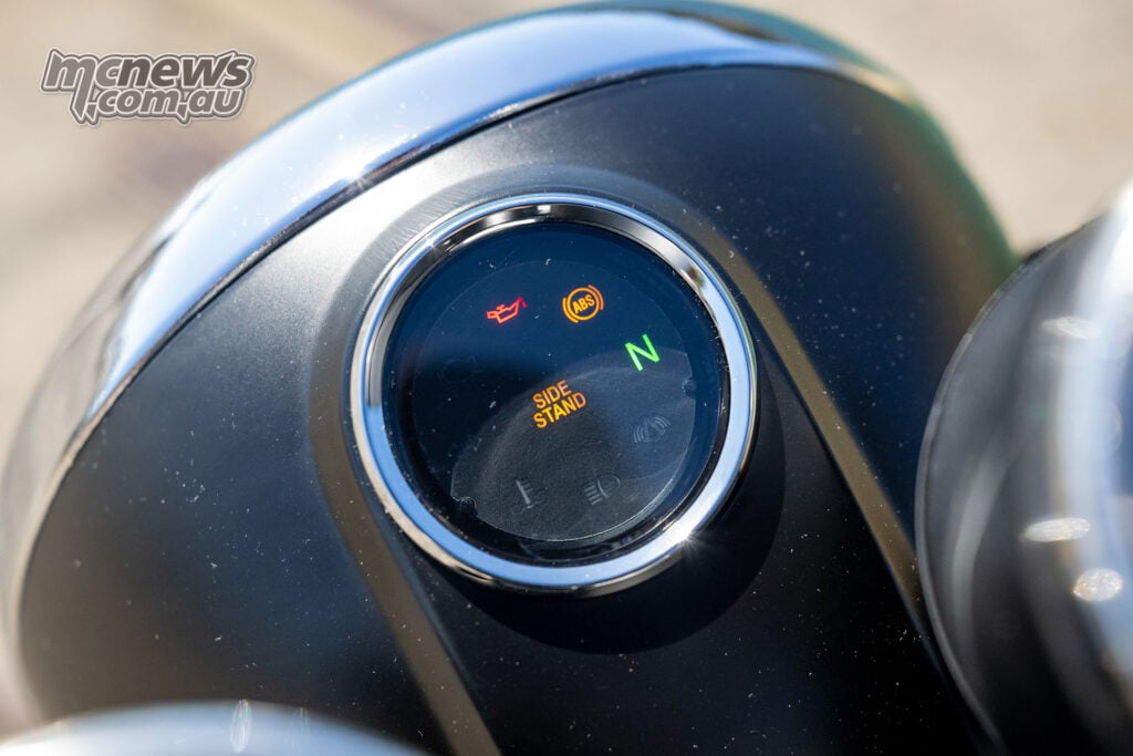 Circular warning-light display above the headlight of the BSA Gold Star 650