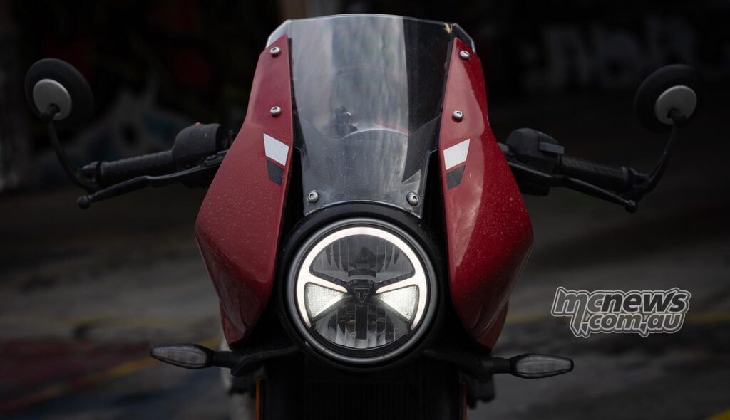 Where the Triumph Thruxton 400 seems to take some inspiration from the now discontinued Speed Triple RR
