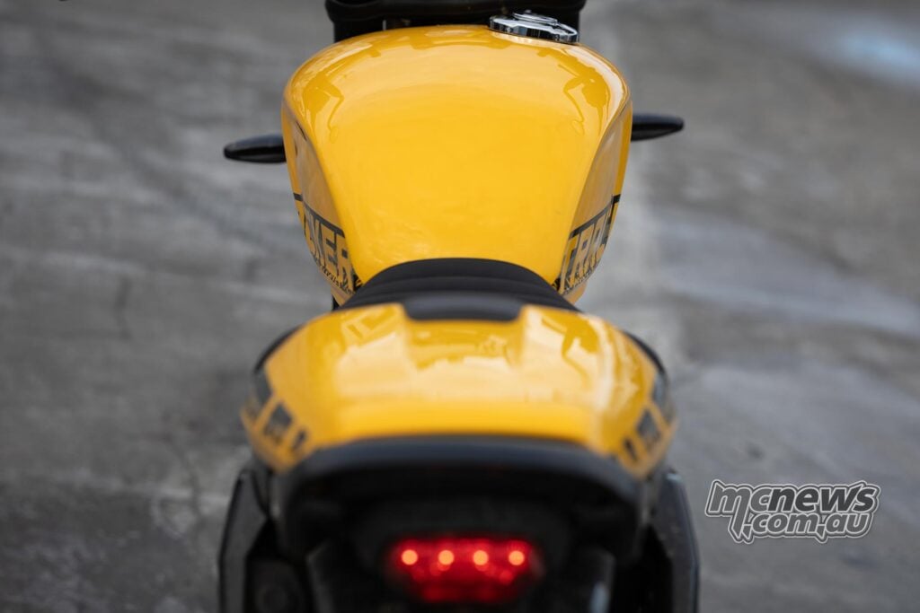 The narrowing tank at the seat helps ensure a thin profile for new rides between the knees when mounting and putting a foot down