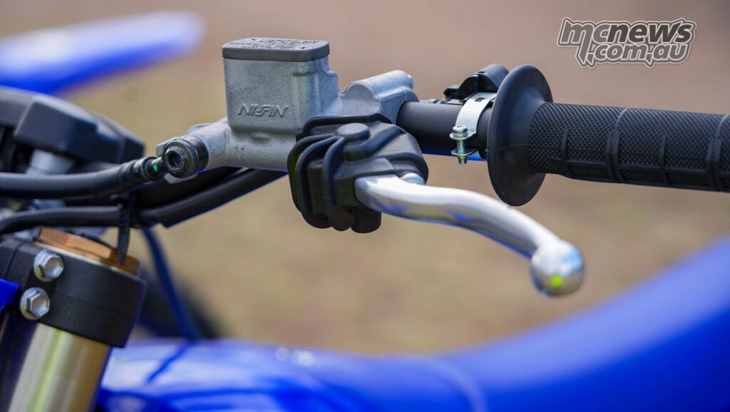 2027 Yamaha YZ250F hydraulic clutch master cylinder, lever and left handlebar