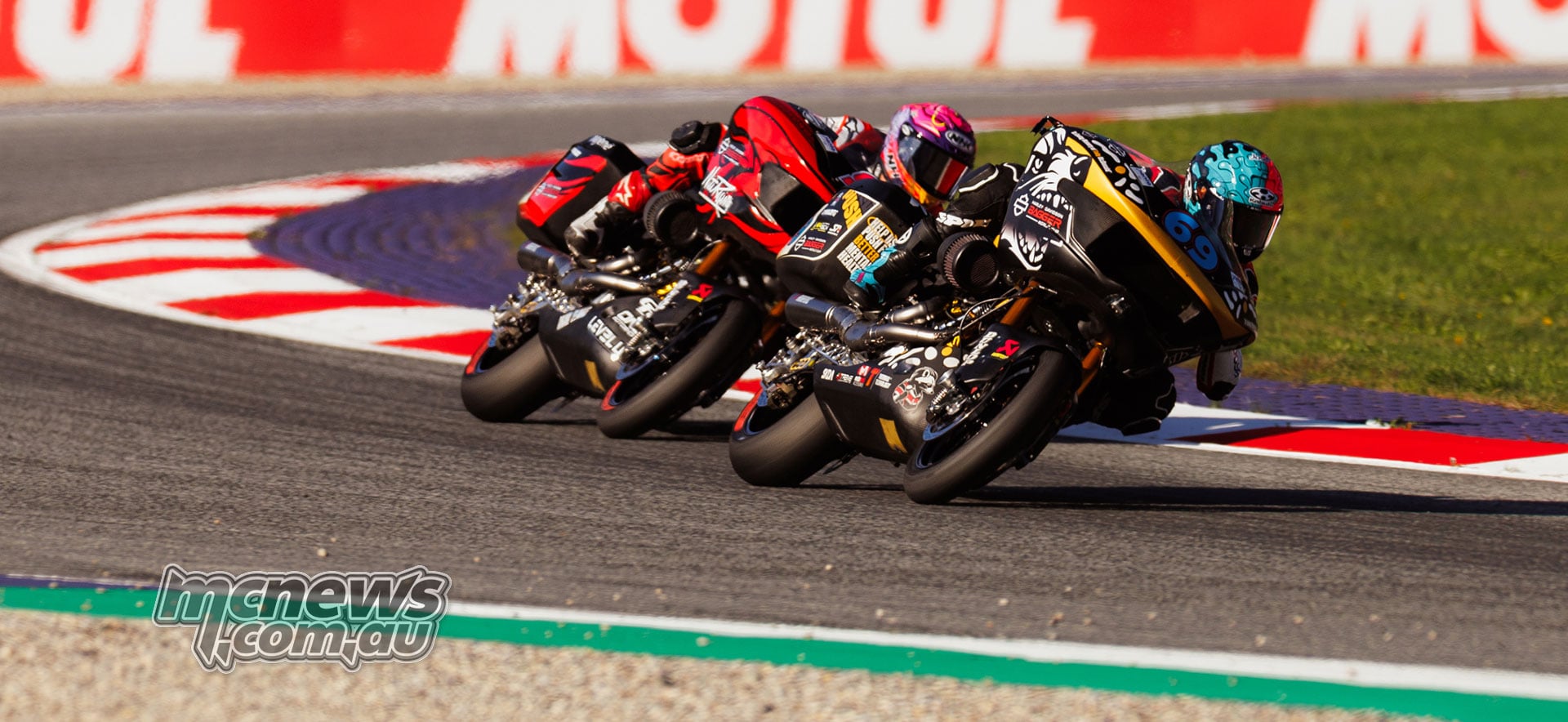 Archie McDonald on the number 69 Joe Rascal Harley leads Oscar Gutiérrez’s red number 99 bike through a right-hand corner.