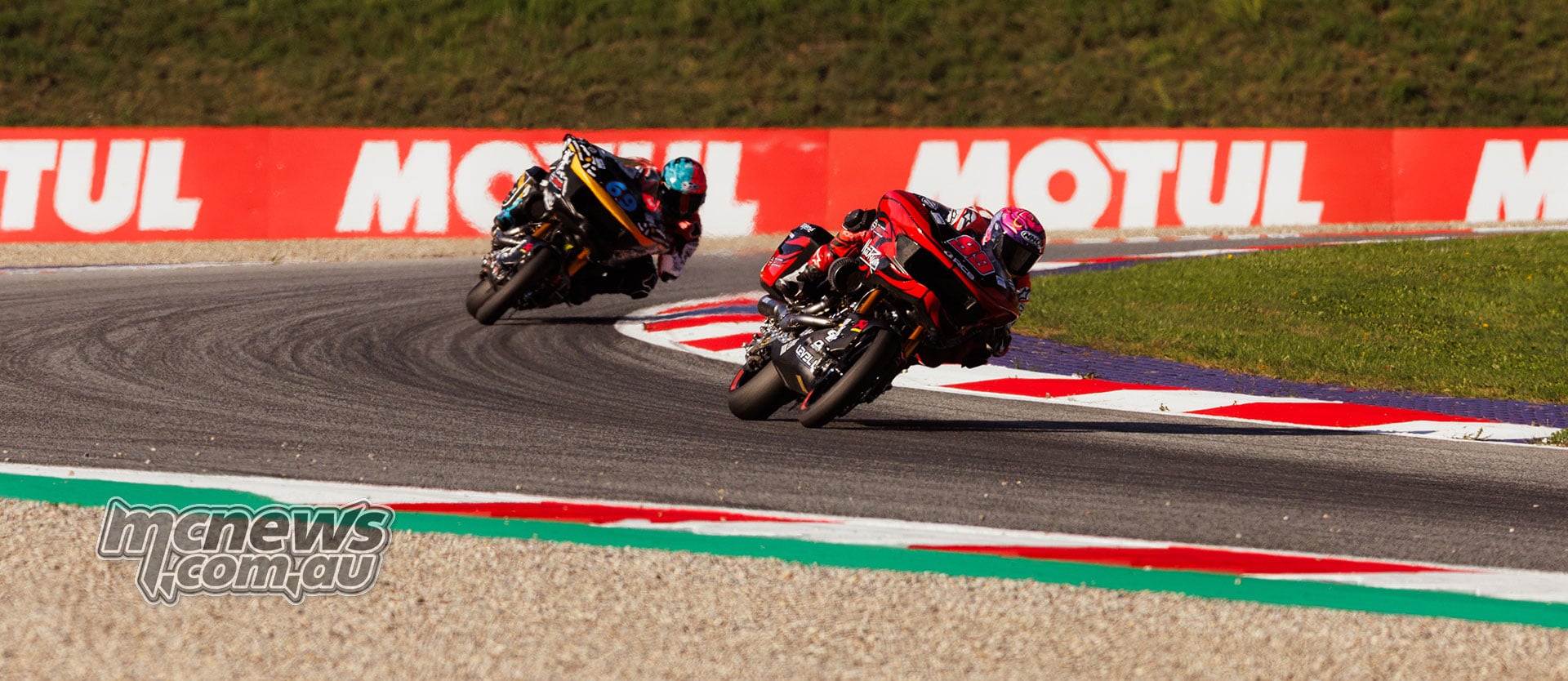 Oscar Gutiérrez’s red number 99 Bagger leads Archie McDonald’s black number 69 Harley through a right-hand corner.