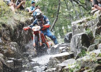 Manuel Lettenbichler attacks a wet rock section at Abestone on his way to maximum points and a six-minute Gold Final victory.