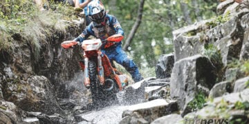 Manuel Lettenbichler attacks a wet rock section at Abestone on his way to maximum points and a six-minute Gold Final victory.