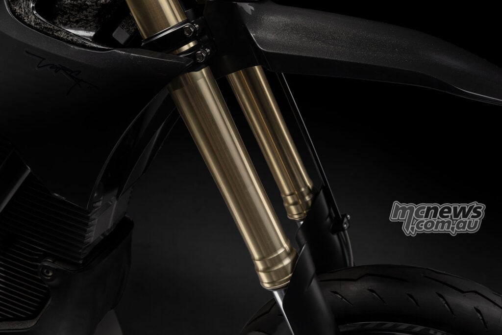 Gold KYB fork legs, black triple clamp and high front mudguard on the Stark VARG SM Sköll.